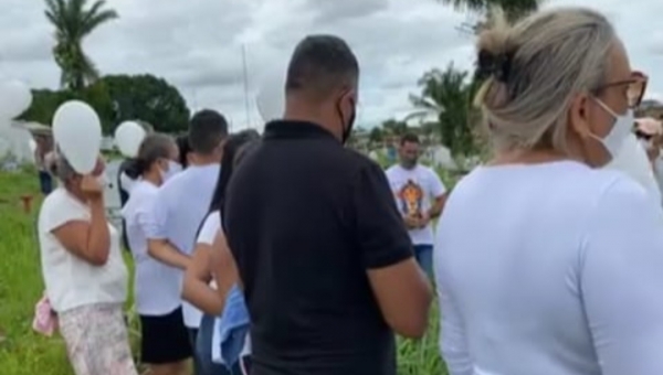 Amigos e parentes se despedem do advogado Gilliard Souza, vítima da covid-19